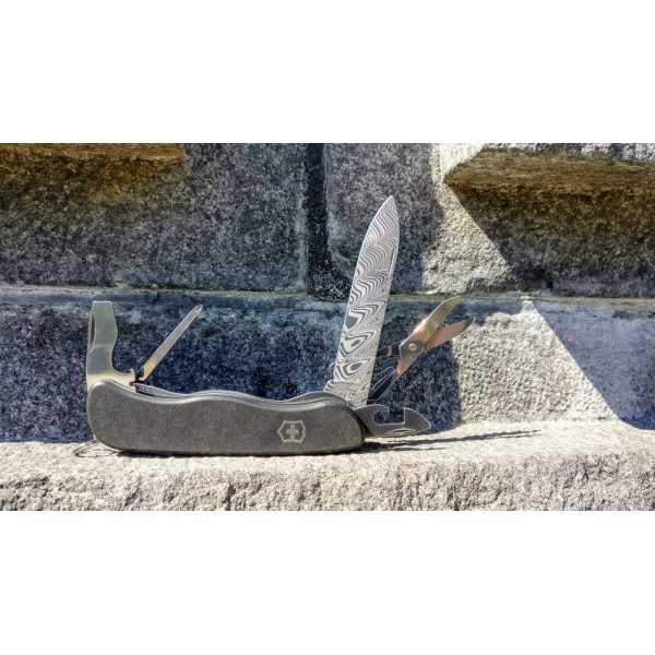 Складаний ніж Victorinox Outrider Damast Limited Edition 2017 0.8501.J17