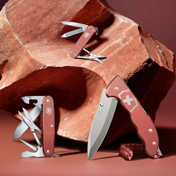 Коллекційний ніж 136 мм "Victorinox" Evoke Alox Stone Red 5 функцій, блідо-червоні рифлені накладки,блокування леза, кліп,паракорд (Lim.Ed. 2025) (0.9415.L25)
