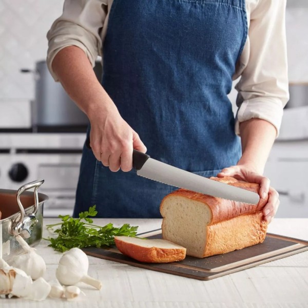Ніж кухоний кондитерський хлібний 22 см Victorinox Swiss Classic Bread&Pastry лезо закруглений кінчик, серрейторне, чорний (6.8633.22B)