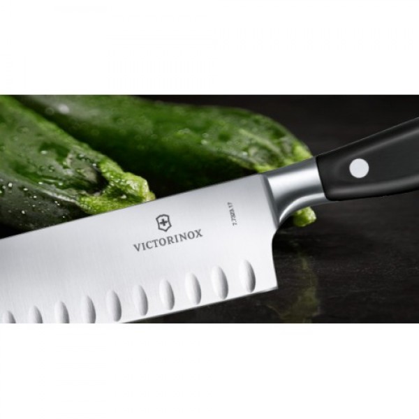 Кухонний кований професійний ніж Victorinox Santoku 7.7323.17G у подарунковій упаковці
